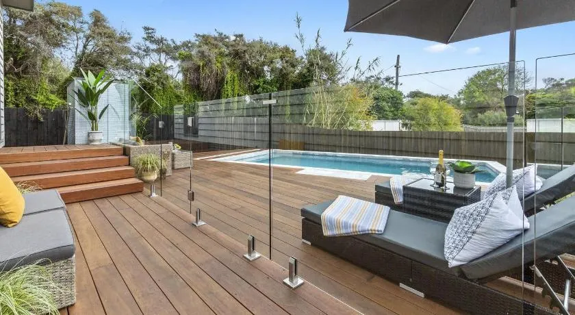 The Pelican - Stylish Poolside Oasis - Image 1