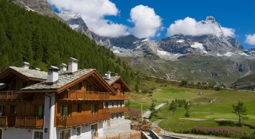 3 Chalets Aparthotel - Image 1