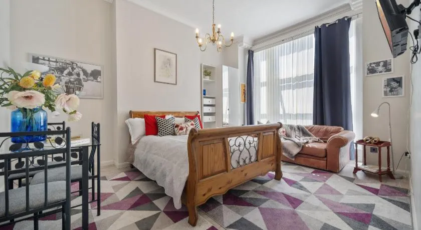 Modern Studio Apartment - Image 1