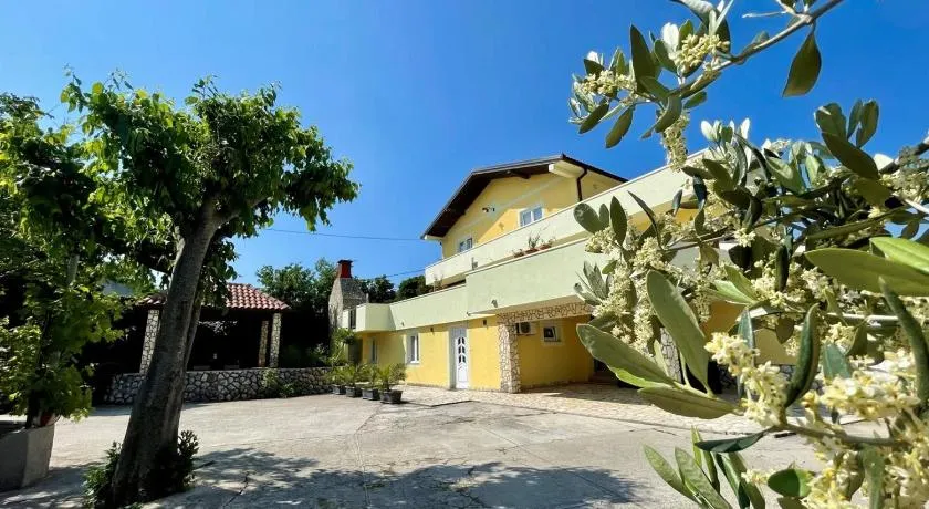 Top Apartments - Image 1