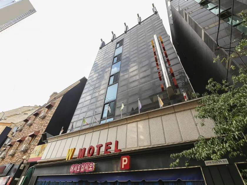 W Motel - Image 1