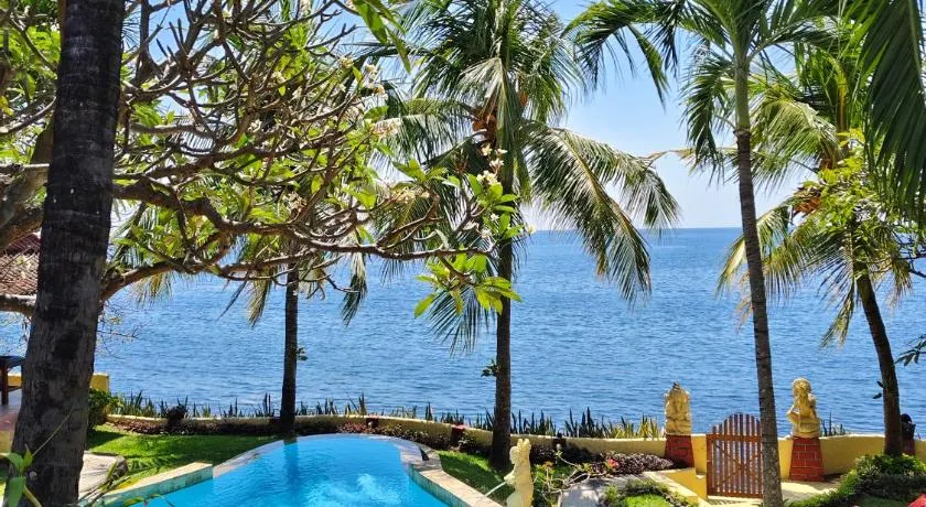 Teluk Indah Beach & Pool Villa - Image 1