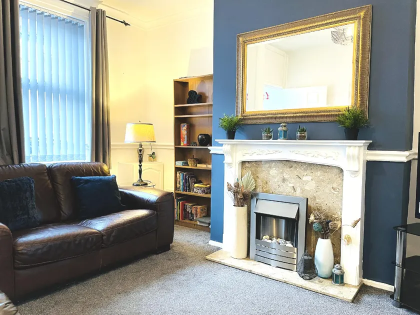 Ideal 2 bed pay-as-you-stay home in Widnes sleeps 5 - Image 1