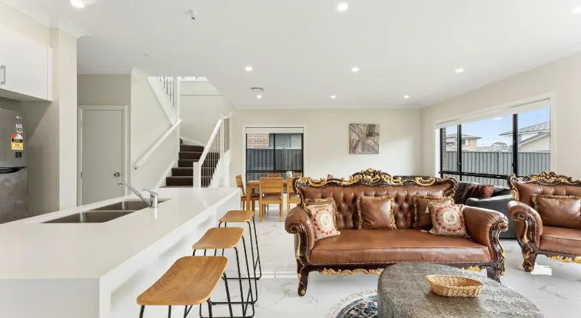 Austral Spacious large 5 br home with Central AC - Image 1