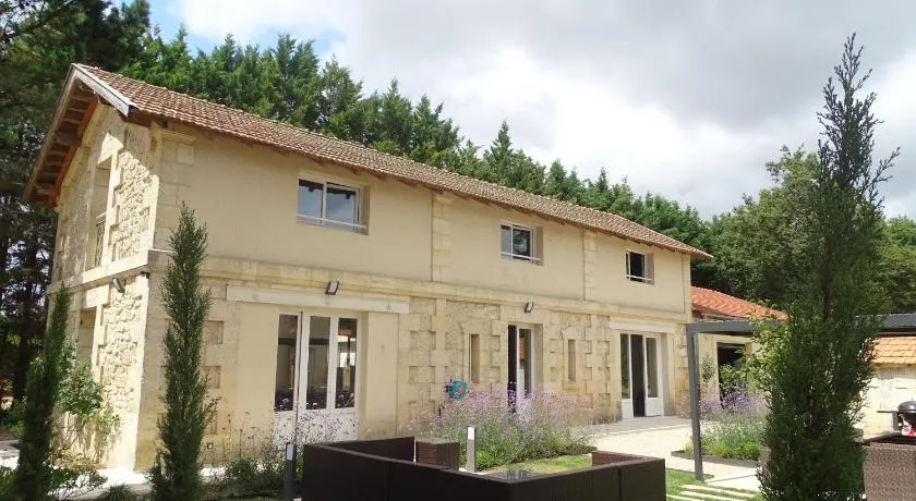 villa entière château Lacroix de Civrac 3 ch, 3 sdb, piscine xxl,sauna, 4 étoiles,7 pers - Image 1