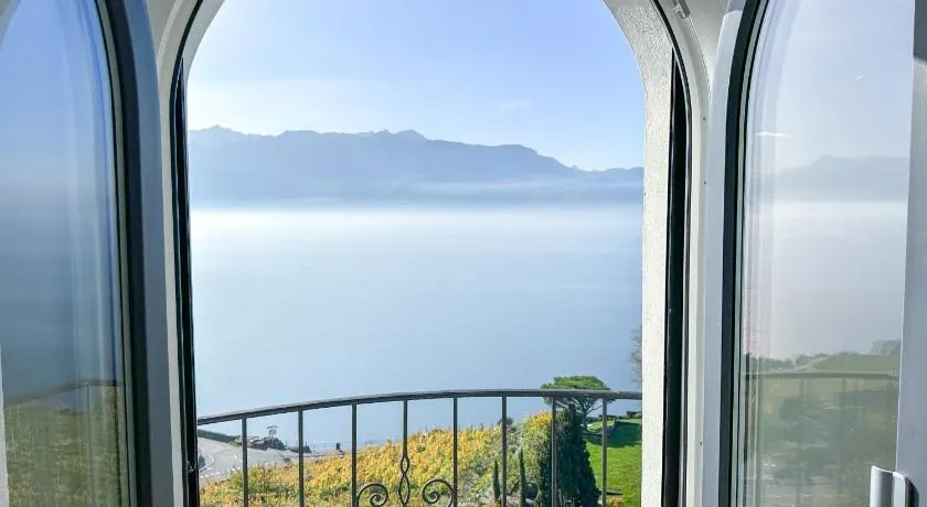 Room with 360° view overlooking Lake Geneva and Alps - Image 1