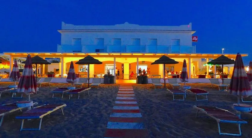 Albergo Diomedee Rooms on the Beach - Image 1