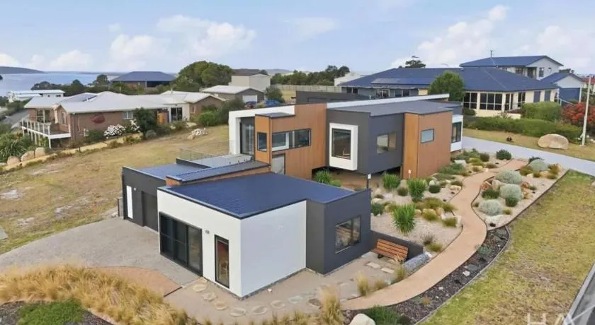 Contemporary Seaside Escape - Image 1