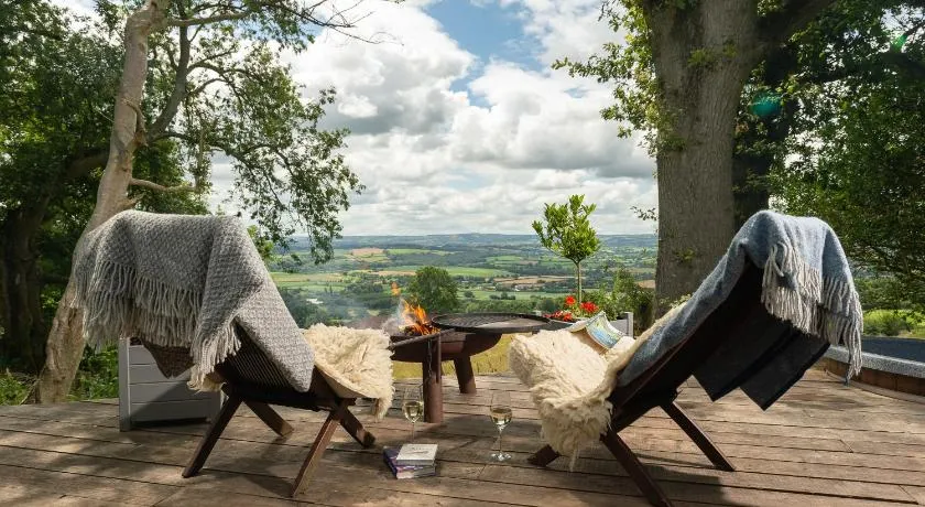 Tilbury Shepherd Huts & Holiday Cottages with Hot Tubs - Image 1