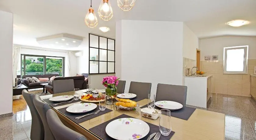 Luxurious, modern and spacious apartment with terraces - Image 1