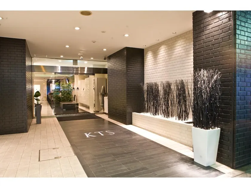 Hamilton Hotel Black - Image 1