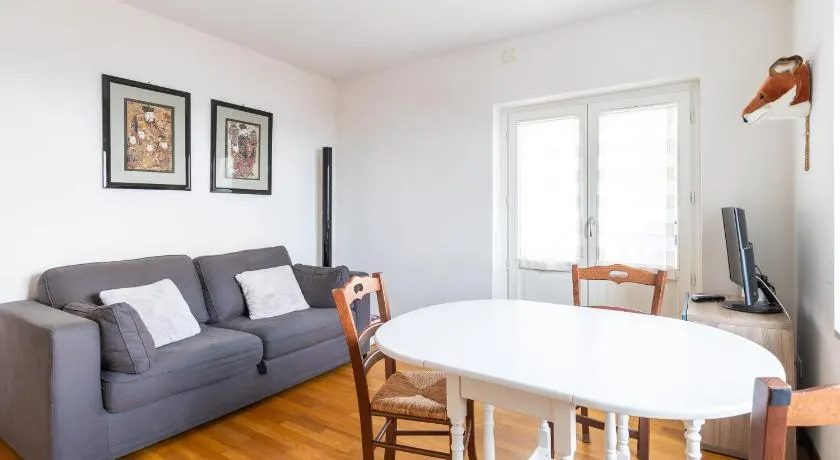 Hostdomus - Fox Suite - Image 1