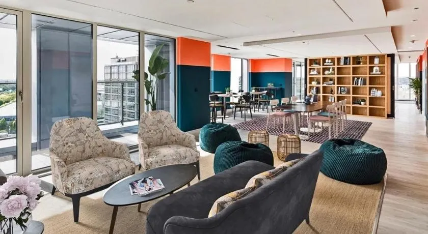 Executive City Flat with Gym, Sauna & Workspace - Image 1