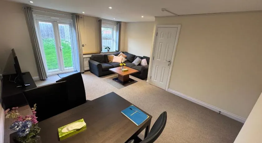 Sleeps8-FamilyFriendly-FreeParking-30MinToHeathrow - Image 1