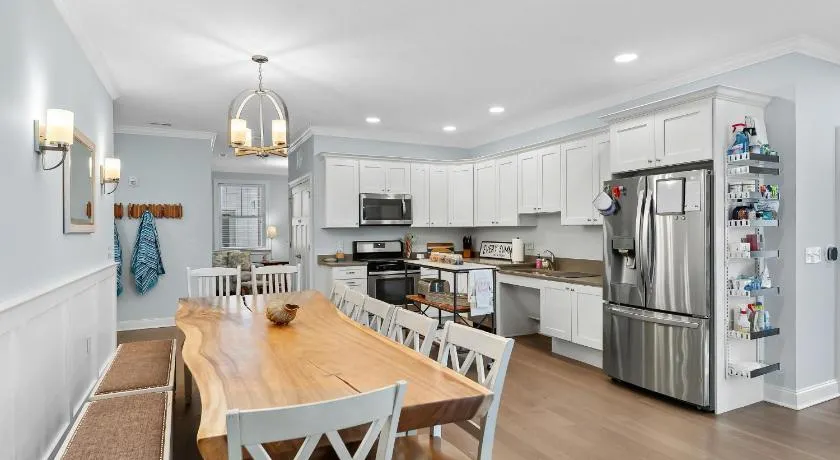 Luxury 6BR Condo | 2 Blocks to Beach - Image 1