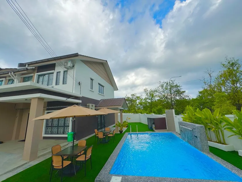 Villa Dhiya Private Pool Bukit Beruntung Rawang - Image 1