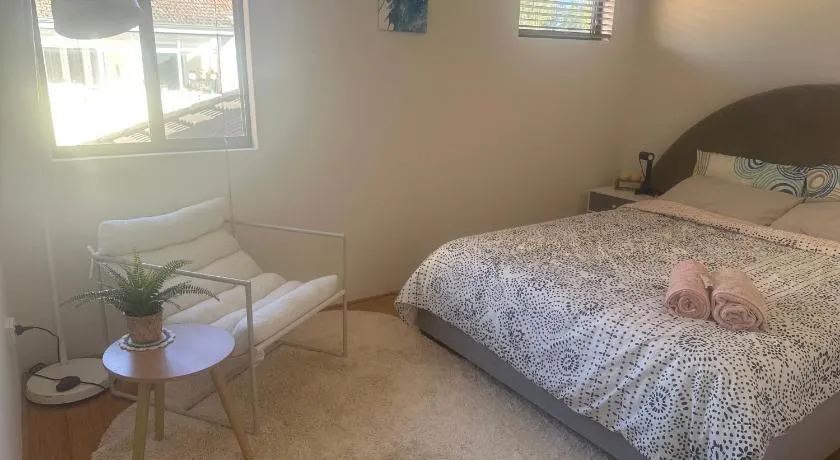 Sunlit Minimal Aircon Room Bayswater Central City & Airport 10min SHARED HOUSE - Image 1
