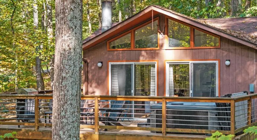 Wooded Nest, Cozy 3BR Chalet Near Spas, Downtown Berkeley Springs & Hiking - Image 1
