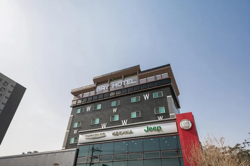 Song-Jeong Bay Hotel - Image 1