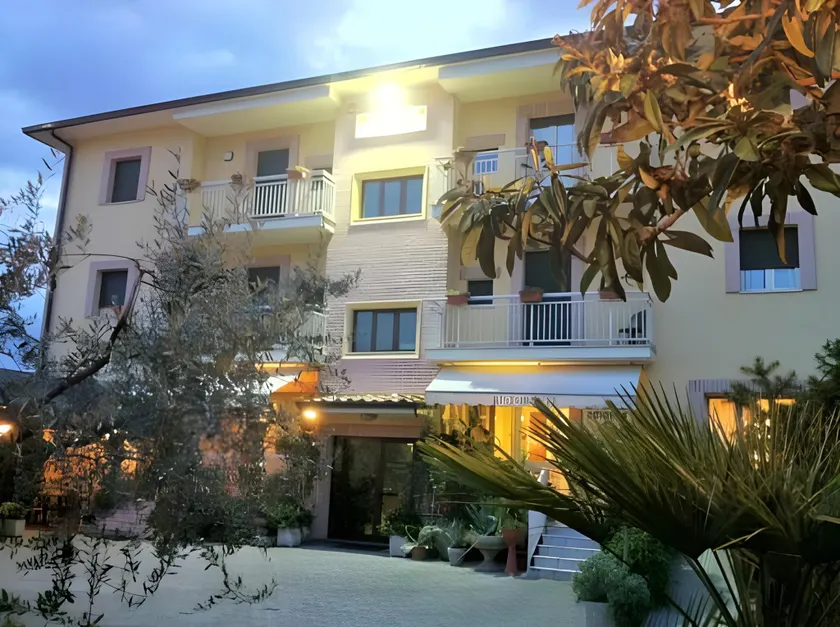 Hotel La Tavola Rotonda - Image 1