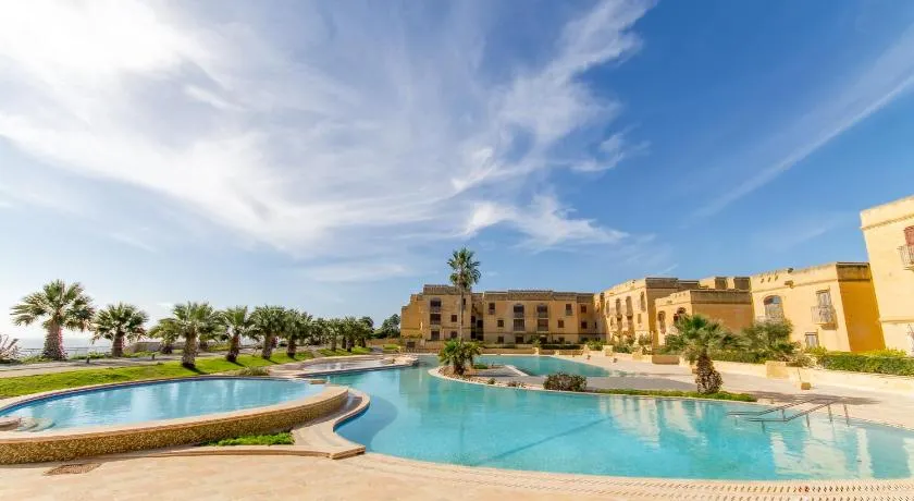 Luxury Stay with Jacuzzi BBQ and Huge Pool - Image 1