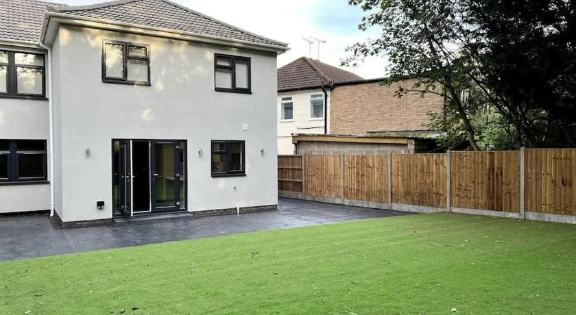 4 Bedroom House Coventry Sleep 7 with 3 Parking Spaces - Image 1