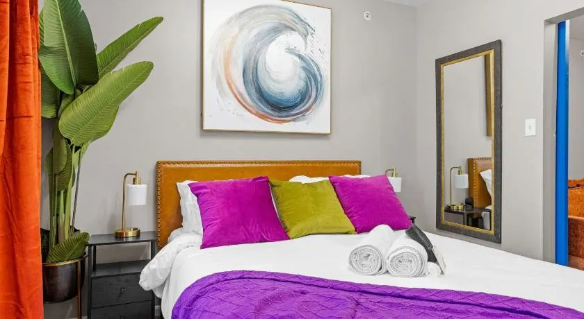 The Philly Zoo Suites - Apartments with Fireplace & Parking Available - Image 1