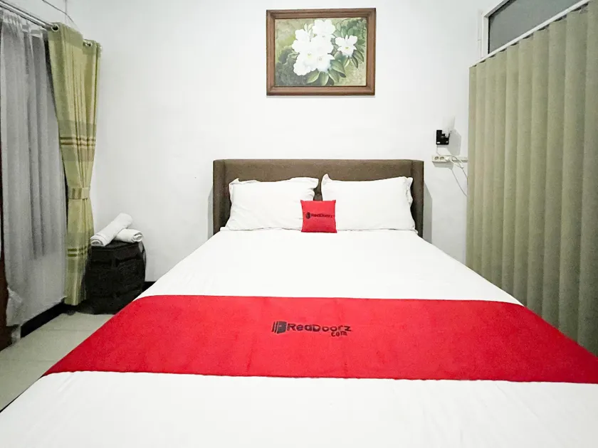 RedDoorz Near Alun Alun Kota Wisata Batu - Image 1