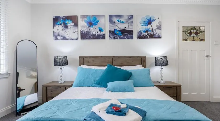 Stylish Home 5min drive to Sovereign Hill & Lake Wendouree - Image 1