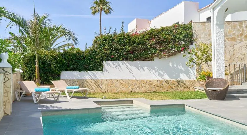 Wunderschöne 'Villa Burriana Beach' mit Meerblick, Pool, Balkon, Terrasse & Garten - Image 1