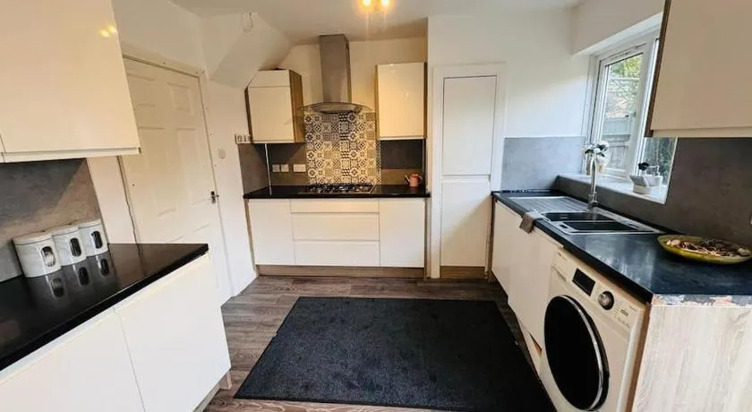 3 Bedroom Modern House in Luton LU4 0TY - Amazon Prime - No Party - Image 1