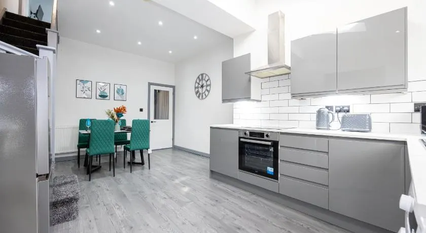 Spacious 2BR Bolton Home Cinema Room & Fast WiFi - Image 1