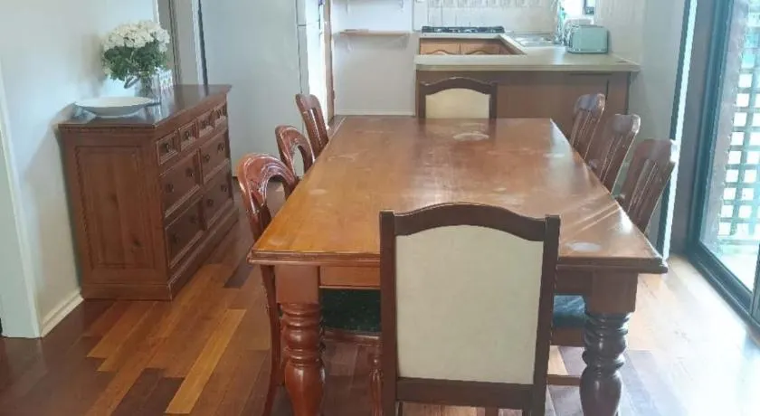Spacious and cozy home next to Glen Waverley - Image 1
