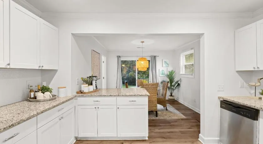 Charleston Comfort and Style, Centrally Located - Image 1