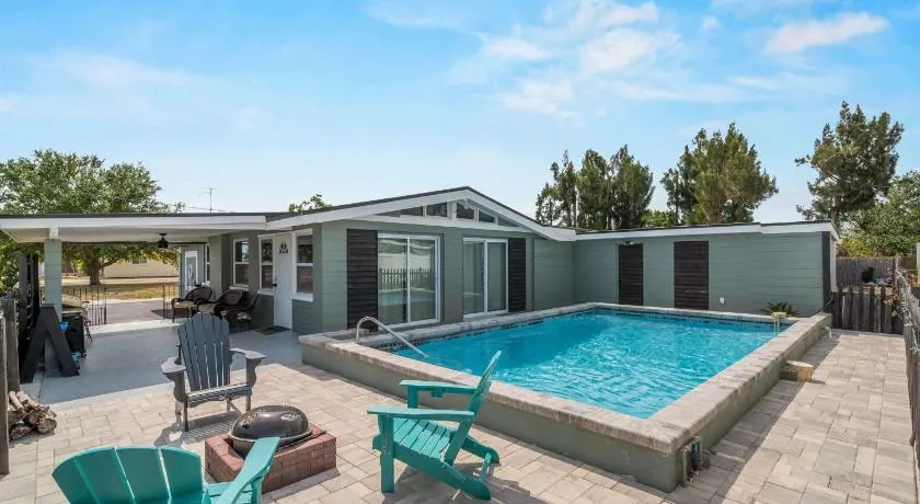 Relaxing modest bungalow- Mins to Beach - Pool - Yard - Image 1