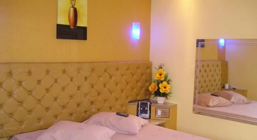 MOTEL RED LOVE - Image 1