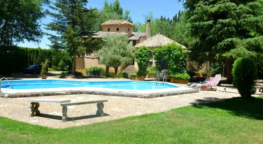 Chalet rural en La Mancha con jardin y piscina privados - Image 1