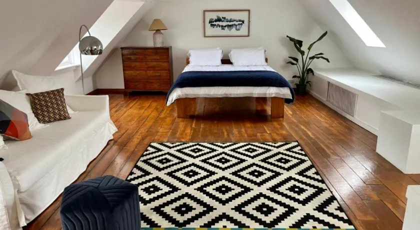Charming City Townhouse - Image 1