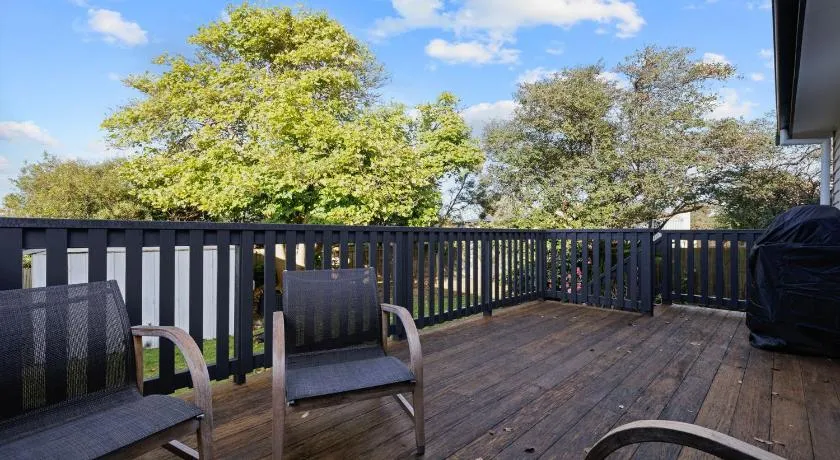 Broadwater Coastal Cottage - Image 1