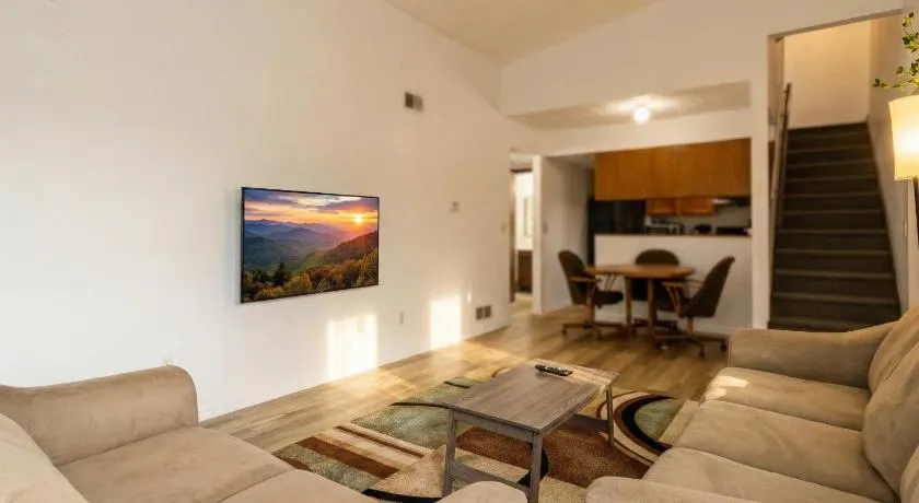 3BR Townhouse with Free Parking Near Downtown Ohio - Image 1