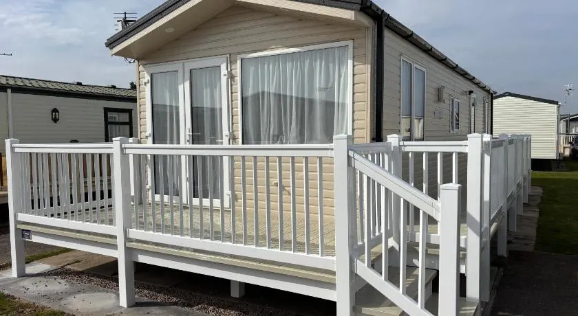 Palm Grove 181- Golden Palm - Pet friendly, WiFi, central heating, bed linen - Meadow Lakes Caravan & Lodge Hire - Image 1
