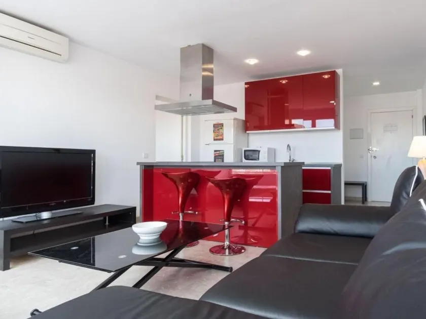Beach Suite, city & mountain view - Image 1