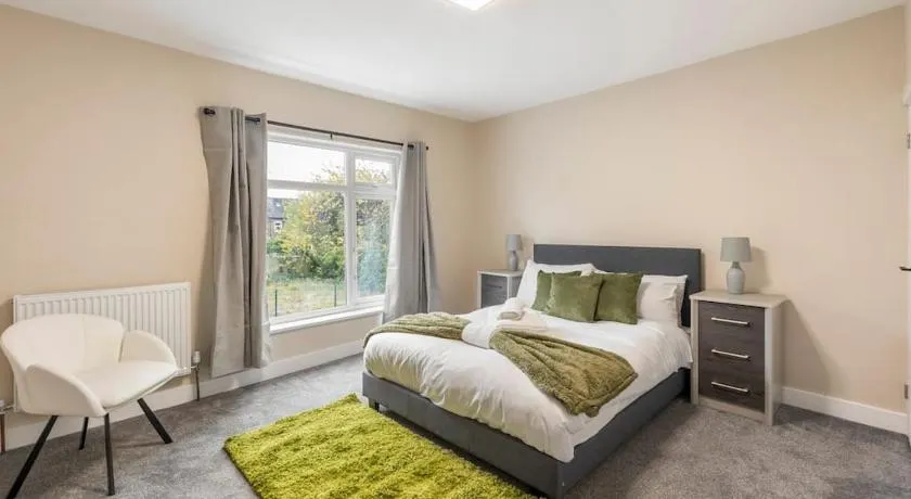 Modern Family Home Waltham Abbey Free Parking - Image 1