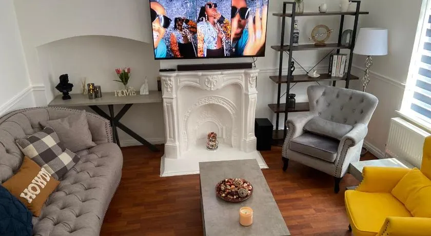 2 Bedroom Home Near Tube Station Easy London Access Peeams Abode - Image 1