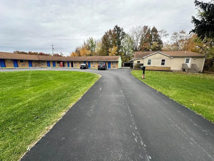 Westgate Manor Motel Austintown & Youngstown OHIO - Image 1