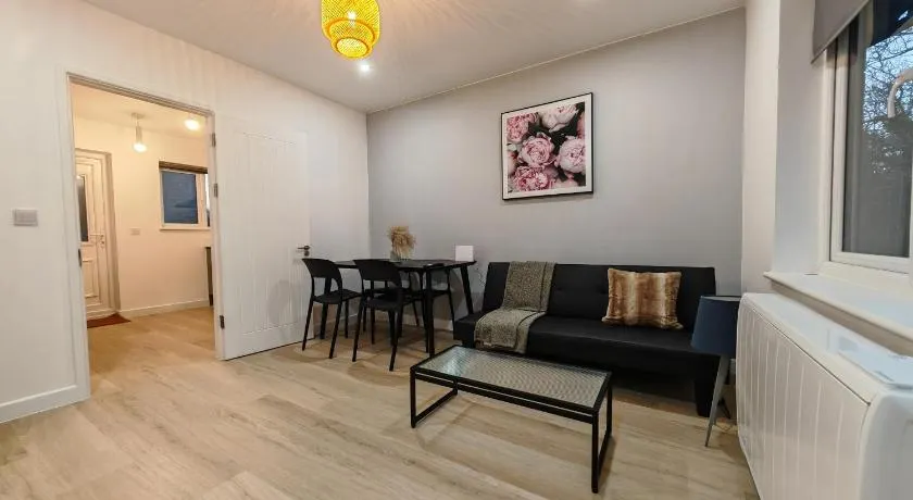 2 Bedroom Cotswold Bungalow - Image 1