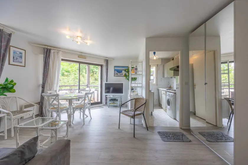 Apartment with parking and balcony near the beach - Image 1