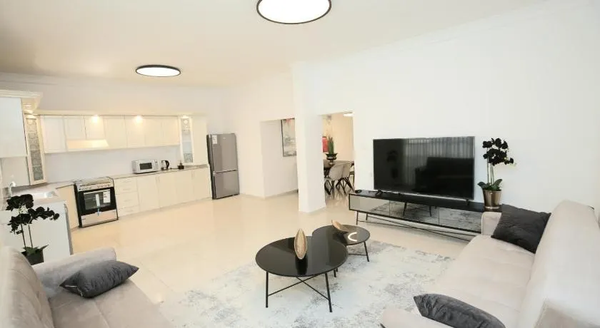 City center luxury apartment in Netanya - Image 1