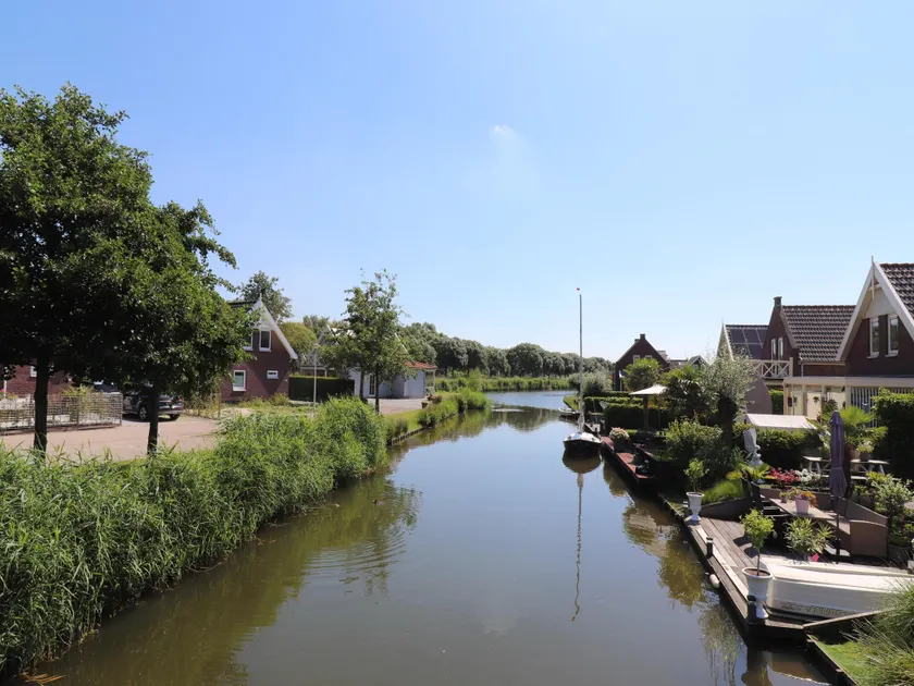 Bungalow in South Holland by the Water - Image 1
