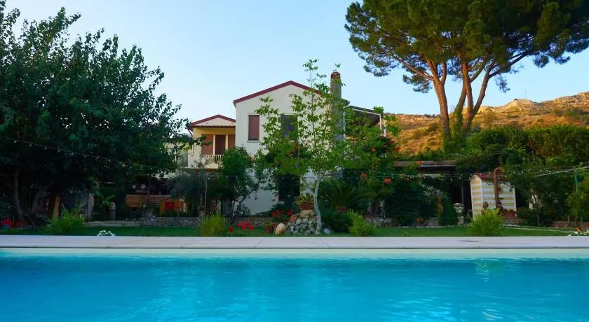 Vida Locrese con piscina salata - Image 1